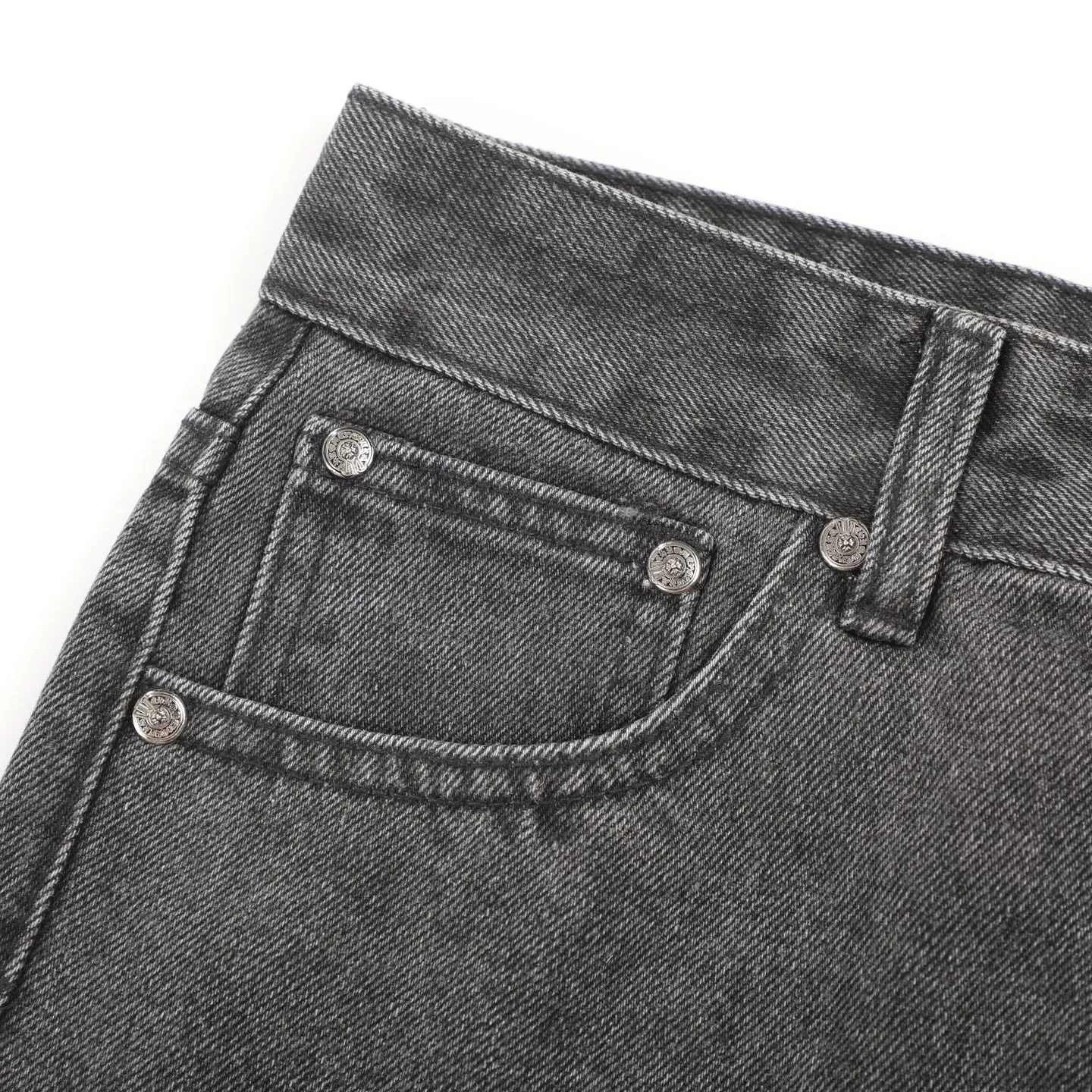 P300 CH Chromehearts black cross-stitched leather black and gray heavy-duty cow king jeans, cabinet price 74W level, patchwork cross pattern embellishment, washed jeans! ! An absolutely high-end luxury product, a 1.9W-level god-level single product, a super popular product, made by top heavy industry, a magic weapon that cannot be missed! [About Zangyin] This is an extremely luxurious fashion brand that can also be called the aristocracy of the high street. It has always been an exclusive brand for some hipsters or rich second generations. Compared with ordinary high streets, it is more luxurious and noble. Compared with luxury brands, it is more fashionable and individual. It has always been a brand that I have a special liking for. [Top heavy industry fashion design] Consistently high-street luxury style. Speaking of this style, the Zangyin family and GU family are definitely the leading representative brands. Especially the Zangyin family has really achieved a state-of-the-art effect in creating high-street style. The unique washed material is used to create this style. The color system is already quite eye-catching. After it is decorated with patchwork cross flowers, it cleverly highlights the charm of the brand. Secondly, this style uses classic The high-waist cutting design highlights the long legs and fashionable temperament of the upper body. The brand is highly recognizable and the slim fit configuration is more suitable for daily wear. It is a product that interprets personality, fashion, and specifications at a glance. This single product is enough to make any fan excited. It can be a white T-shirt for a youthful college style, or a tight suspender for a royal style. It has strong matching ability and can be easily controlled by men.  [Materials and craftsmanship] Needless to say, this point goes without saying. As an excellent craftsman brand, Zangyin’s requirements for details and craftsmanship are really perfect. The washed color of this model has gone through so many processes, not to mention the embellishment of denim appliques. It is also purely hand-made and sewn. Just like what they believe in, only hand-made things have soul and have the meaning of wear. A top-notch heavy-duty fashionable denim item, I look forward to your perfect interpretation! !  Color: black gray Size: 28-36